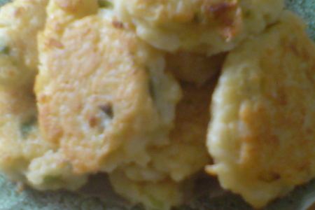 Фото к рецепту: Рисовые котлеты с сыром и зелёным лучком