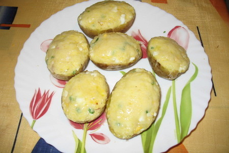 Фото к рецепту: Картофель,запеченый в свч, с наполнителями