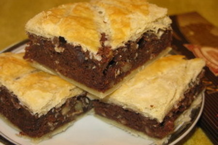 Фото к рецепту: Орехово-шоколадный слоеный пирог по-быстрому