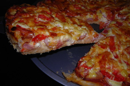 Фото к рецепту: Пицца (сыр,помидоры,сосиски )