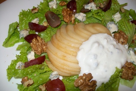 Фото к рецепту: Простой, но очень изысканный салат с грушей
