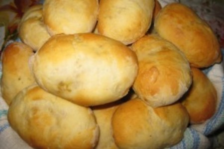 Фото к рецепту: Картофельное тесто и пирожки из него испечённые