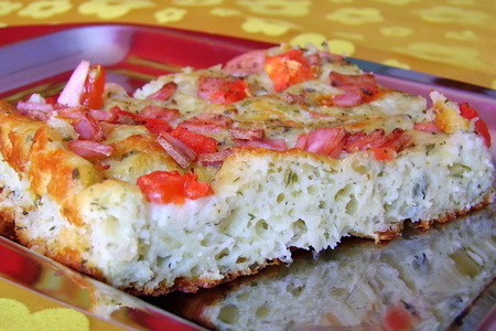 Фото к рецепту: Сырный пирог  с зеленью (типа пиццы)