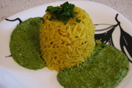 Фото к рецепту: Пряный рис с орехово-шпинатным соусом