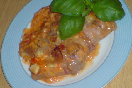Фото к рецепту: Мясо,запечённое в духовке под сливочно-овощным соусом с булочкой