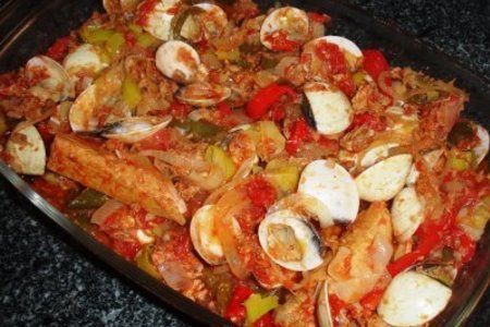 Фото к рецепту: Тунец с овощами " cataplana de atum"