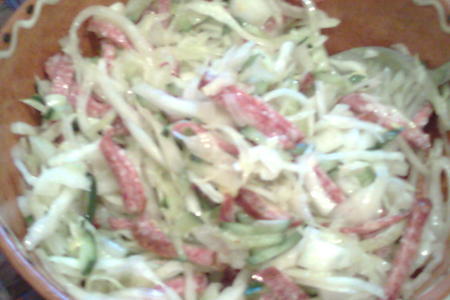 Фото к рецепту: Салат из капусты с колбасой