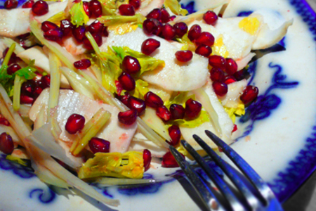 Фото к рецепту: Пирушка сыроедов - салат из сельдерея