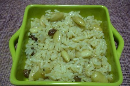 Фото к рецепту: Рисовый "плов" с миндалем и изюмом