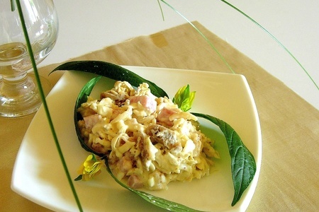 Фото к рецепту: Салат из инжира, ветчины и пекинской капусты.
