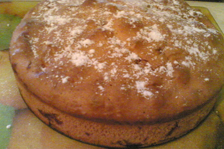 Фото к рецепту: Яблочный пирог с финиками и орехами
