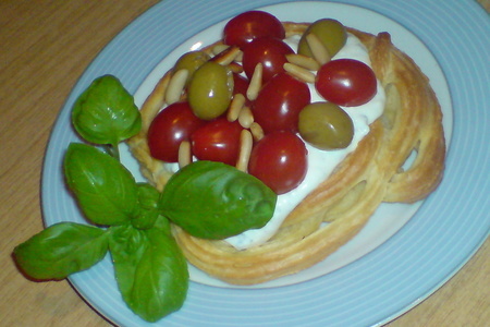 Фото к рецепту: "гнезда" из заварного теста со сливочным кремом,помидорками и оливками.