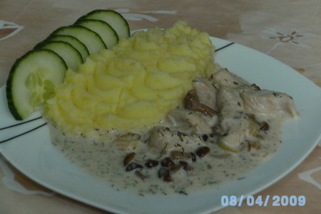 Фото к рецепту: Курица с грибами под сырным соусом