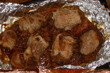 Фото к рецепту: Рулетики из свинины с сухофруктами