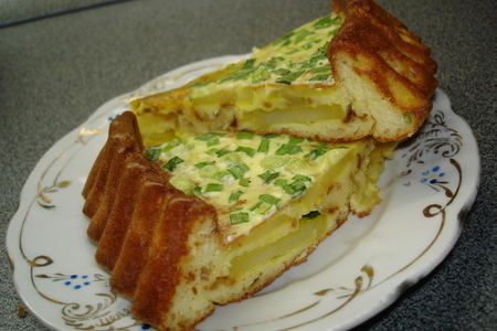 Фото к рецепту: Пирог заливной картофельный с зеленым луком и омлетом.