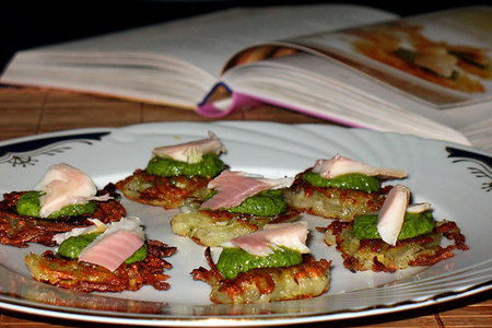 Фото к рецепту: Картофельные "зажарки" с филе копчёной форели на итальянском зелёном соусе