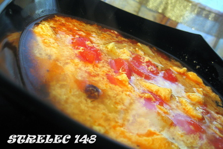 Фото к рецепту: Суп из форели с томатами и яичной заправкой.