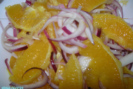 Фото к рецепту: Салат из апельсин с крымским луком