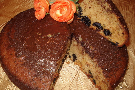 Фото к рецепту: Пирог к чаю с орехами.черносливом.изюмом и шоколадом