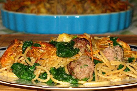 Фото к рецепту: Спагетти из цельного зерна со шпинатом и мясными фрикадельками
