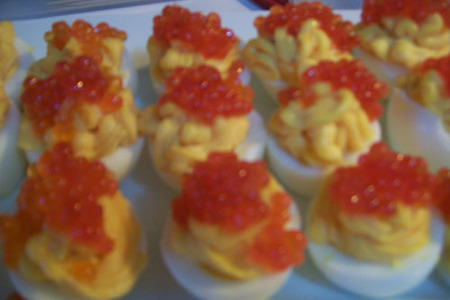 Фото к рецепту: Яйца фаршированные с красной икрой