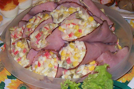 Фото к рецепту: Рулетики из ветчины с вашим любимым салатом