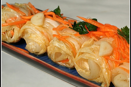 Фото к рецепту: Рулетики из маринованой китайской капусты
