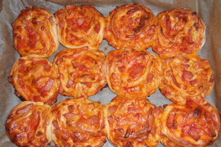 Фото к рецепту: Розовые булочки с сыром и колбасой