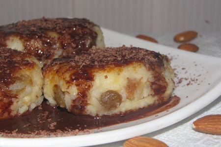 Фото к рецепту: Десертные рисовые котлетки с шоколадным соусом.