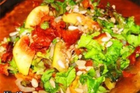 Фото к рецепту: Салат с инжиром, семечками и чипсами из батата