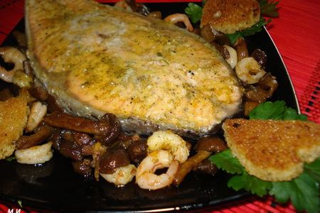 Фото к рецепту: Семга с креветками и грибами