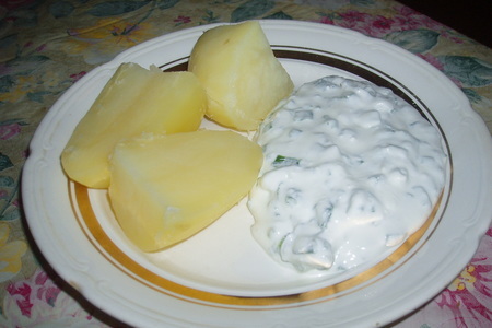 Фото к рецепту: Картофель в мундире с творогом,приправленным зеленью