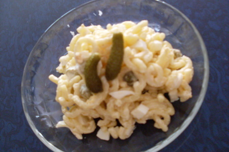 Фото к рецепту: Салат из макарон с яйцами и корнишонами