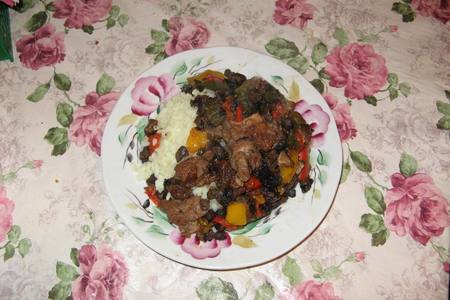 Фото к рецепту: Мясо с грибами и овощами тушеное в вине