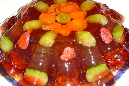 Фото к рецепту: Слоеный желейный тортик с ягодами