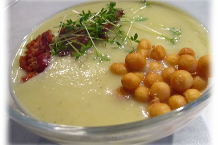 Фото к рецепту: Сельдерейно-яблочный суп-пюре с беконом и кресс-салатом