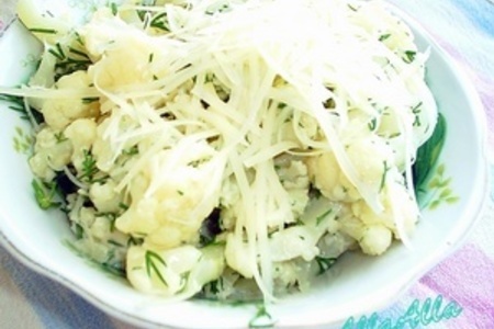 Фото к рецепту: Салат из цветной капусты с чесноком и сыром