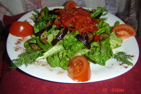 Фото к рецепту: Салат из жаренных баклажан с маринованным перчиком.