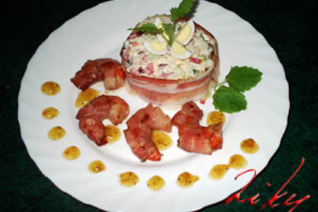 Фото к рецепту: «вояж» креветки в беконе с салатом