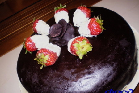 Фото к рецепту: Шоколадоманам повящается: шоколадно-вишневый торт