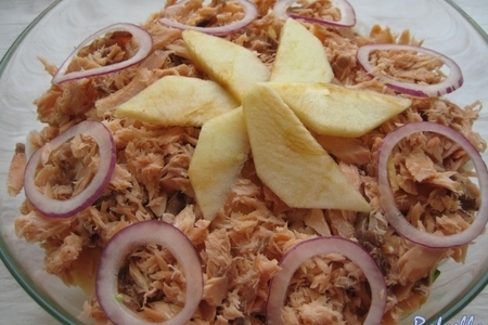 Фото к рецепту: Салат-закуска из молодого картофеля и копченой горбуши