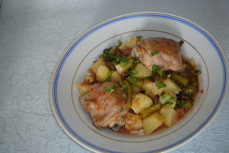 Фото к рецепту: Картофель с куриными бедрышками и зеленой фасолью