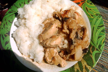 Фото к рецепту: Куриная грудка со сливками,  с луком и грибами.