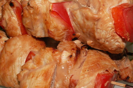 Фото к рецепту: Шашлык из индейки с перцем в кефирном маринаде