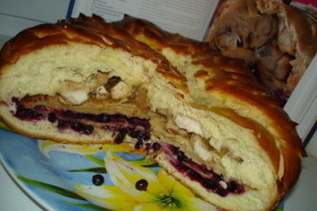 Фото к рецепту: Пирог  с курицей и смородиной.