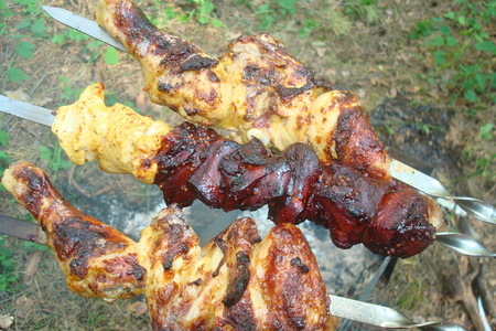 Фото к рецепту: Сочный и очень вкусный шашлык из курицы и грудинки (2 маринада)