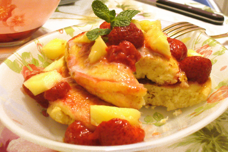 Фото к рецепту: Оладьи ( пан-кейк) с клубникой и ананасом.