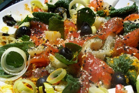 Фото к рецепту: Салат с  лососем  "pacific"-тихоокеанский