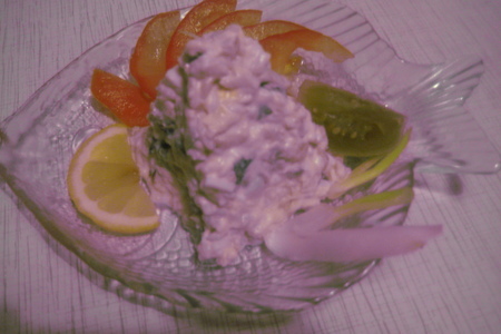Фото к рецепту: Салат под пикантным соусом "копчёный блюз".