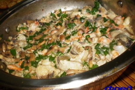 Фото к рецепту: Морской окунь с грибами и креветками
